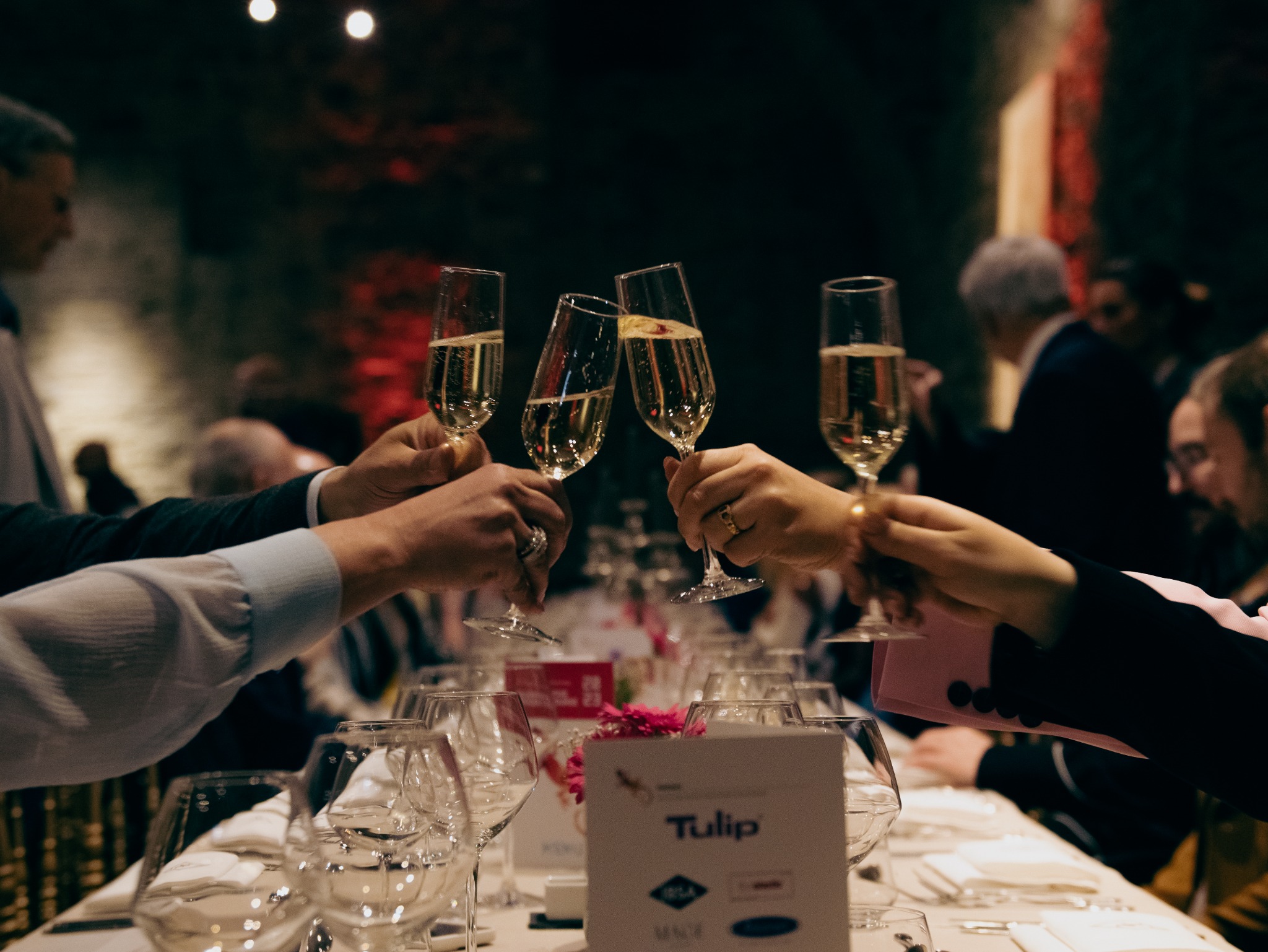 Gasten klinken met champagneglazen tijdens een feest