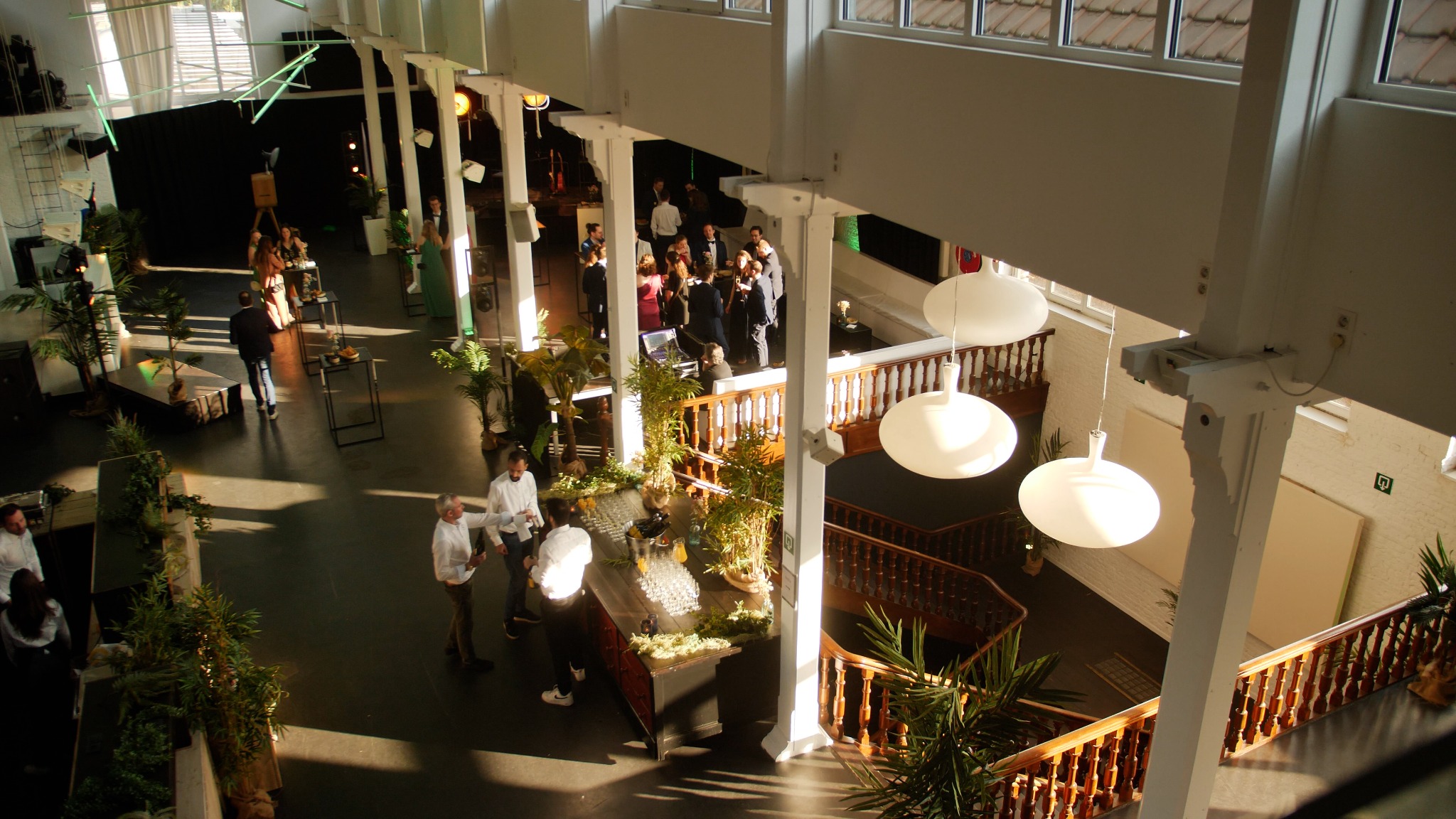 Gasten en bediening bij een aangeklede bar tijdens een receptie