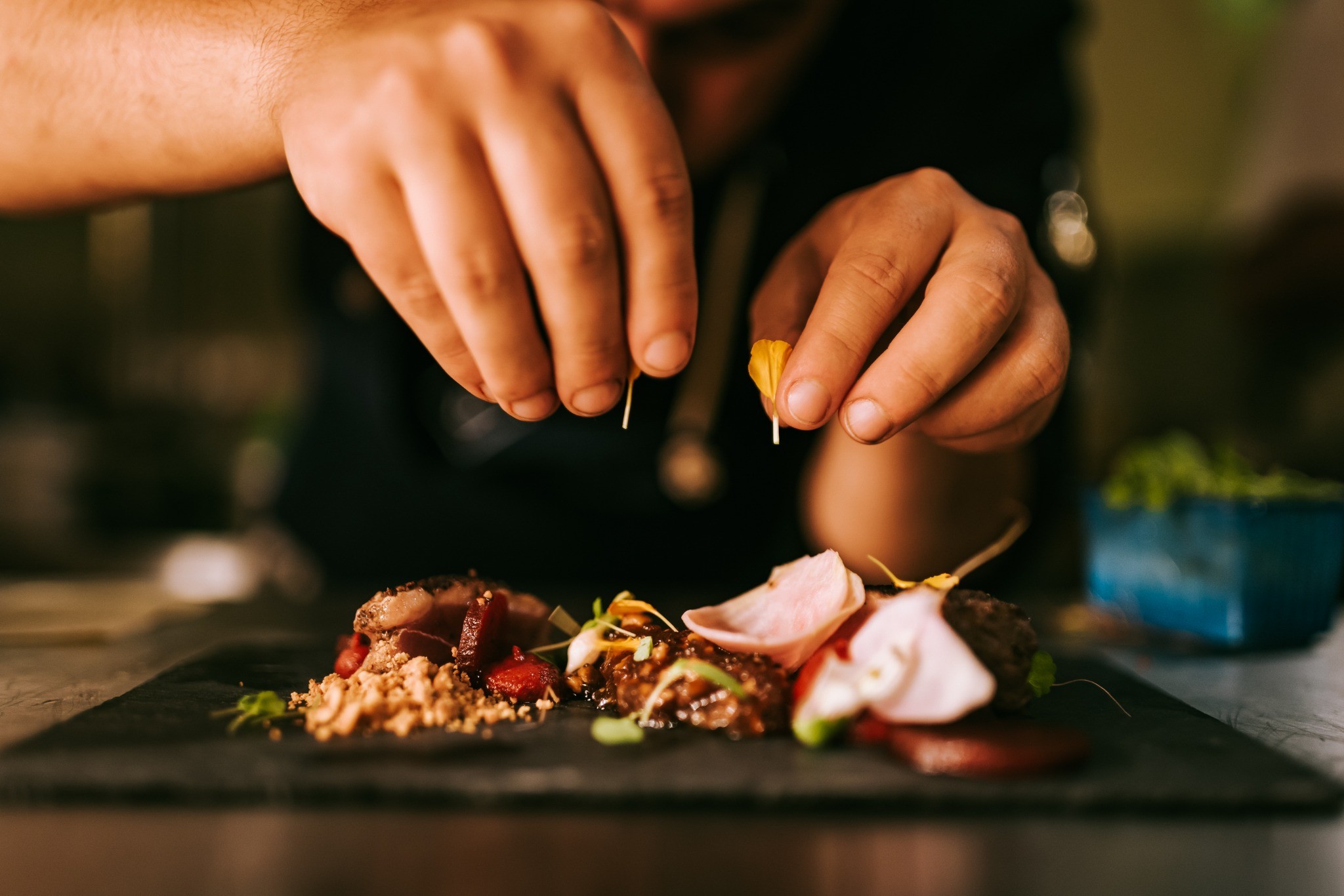 Een chef van DC Catering werkt een gerecht af