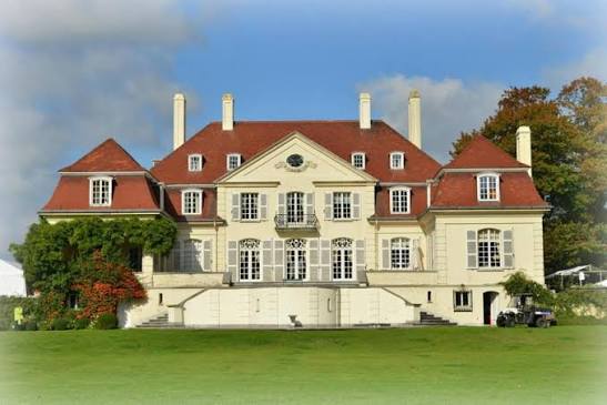 Het landhuis van Park van Beervelde met het gazon op de voorgrond