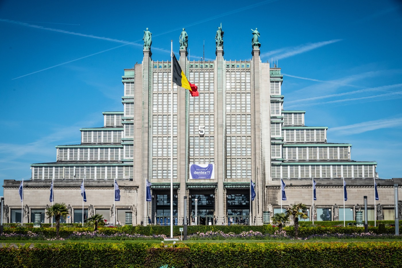 De monumentale voorgevel van Paleis 5 van Brussels Expo op de Heizel