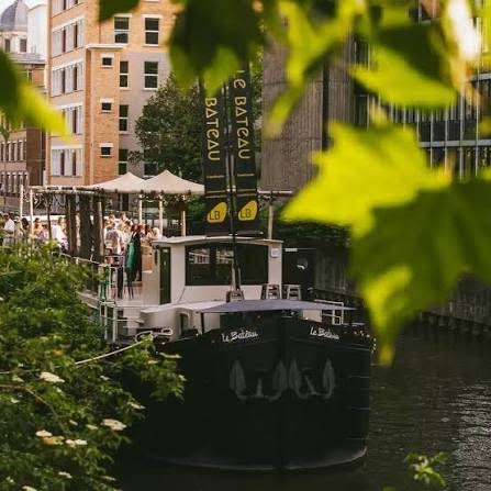 Le Bateau aan het water in Gent, omringd door groen