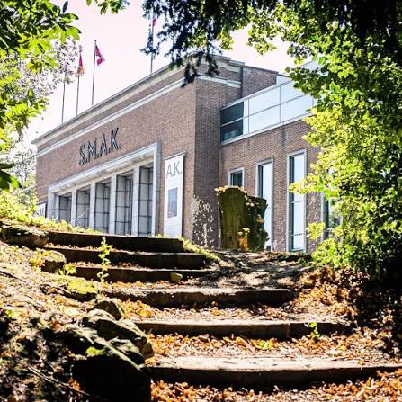 Het S.M.A.K.-gebouw tussen het groen in het Citadelpark