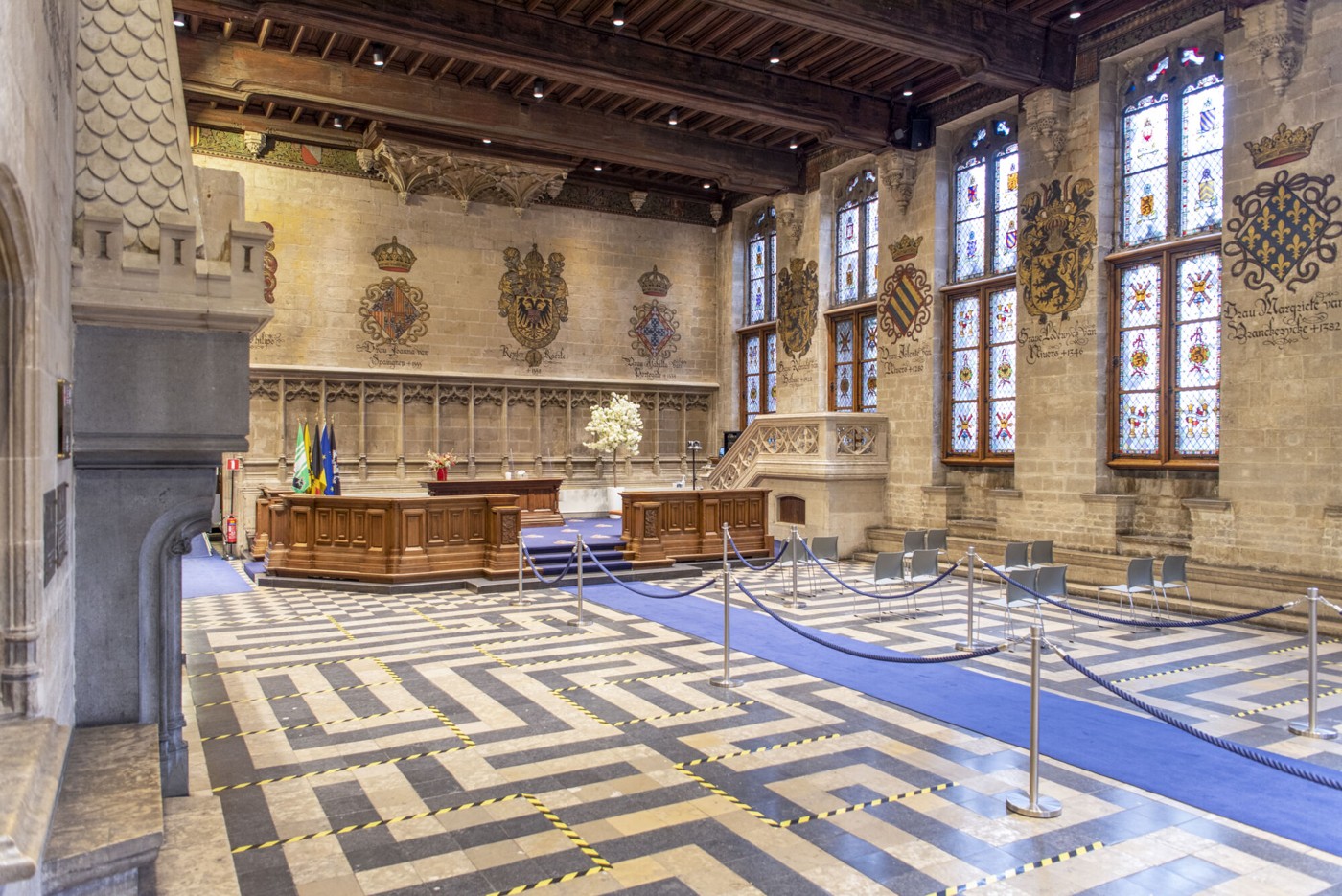 De Pacificatiezaal in het Gentse stadhuis, met glasramen en historische wapenschilden