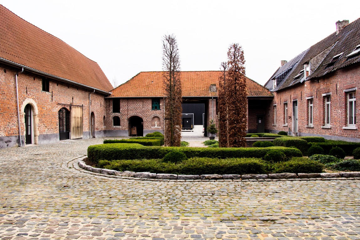 De historische binnenplaats van Hof te Vitseroel