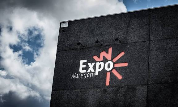 De donkere gevel van Waregem Expo met het Expo Waregem-logo